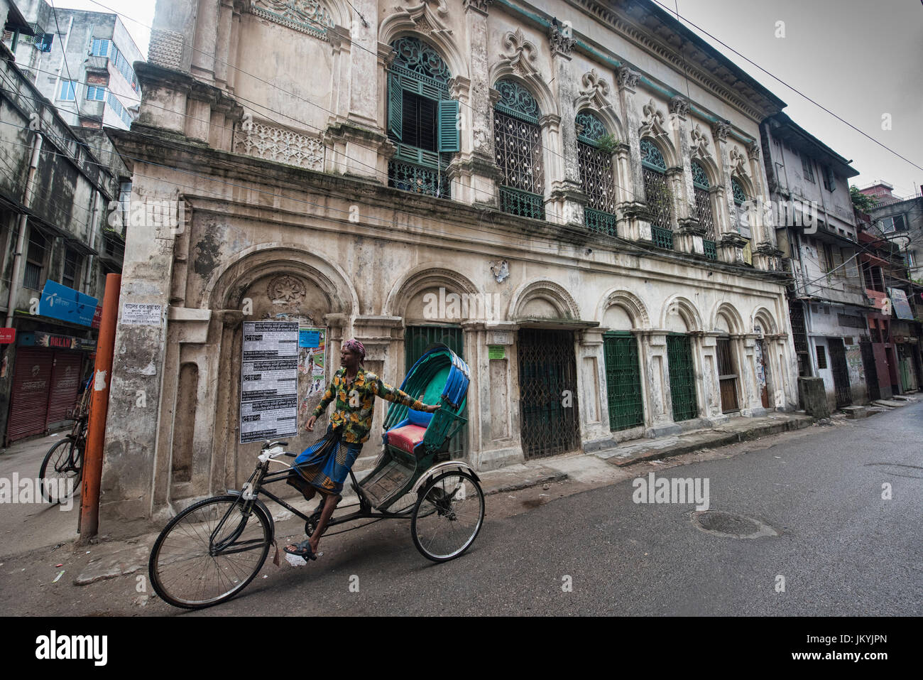 In rickshaw nella parte anteriore del vecchio mercante indù edificio, Dhaka, Bangladesh Foto Stock