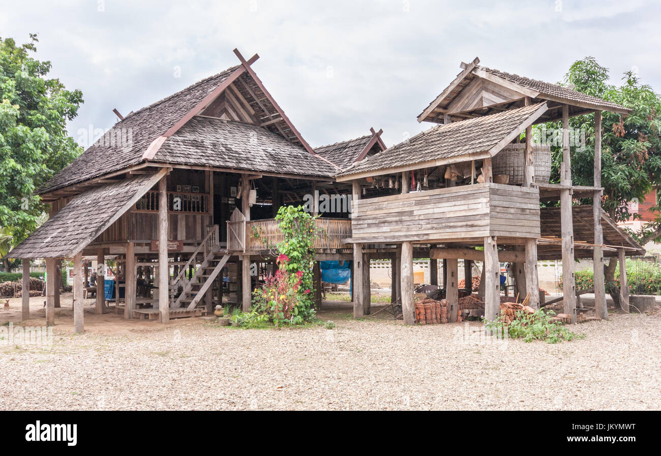 Tailandese tradizionale casa in teak in Nan, Isaan, Thailandia del Nord Foto Stock