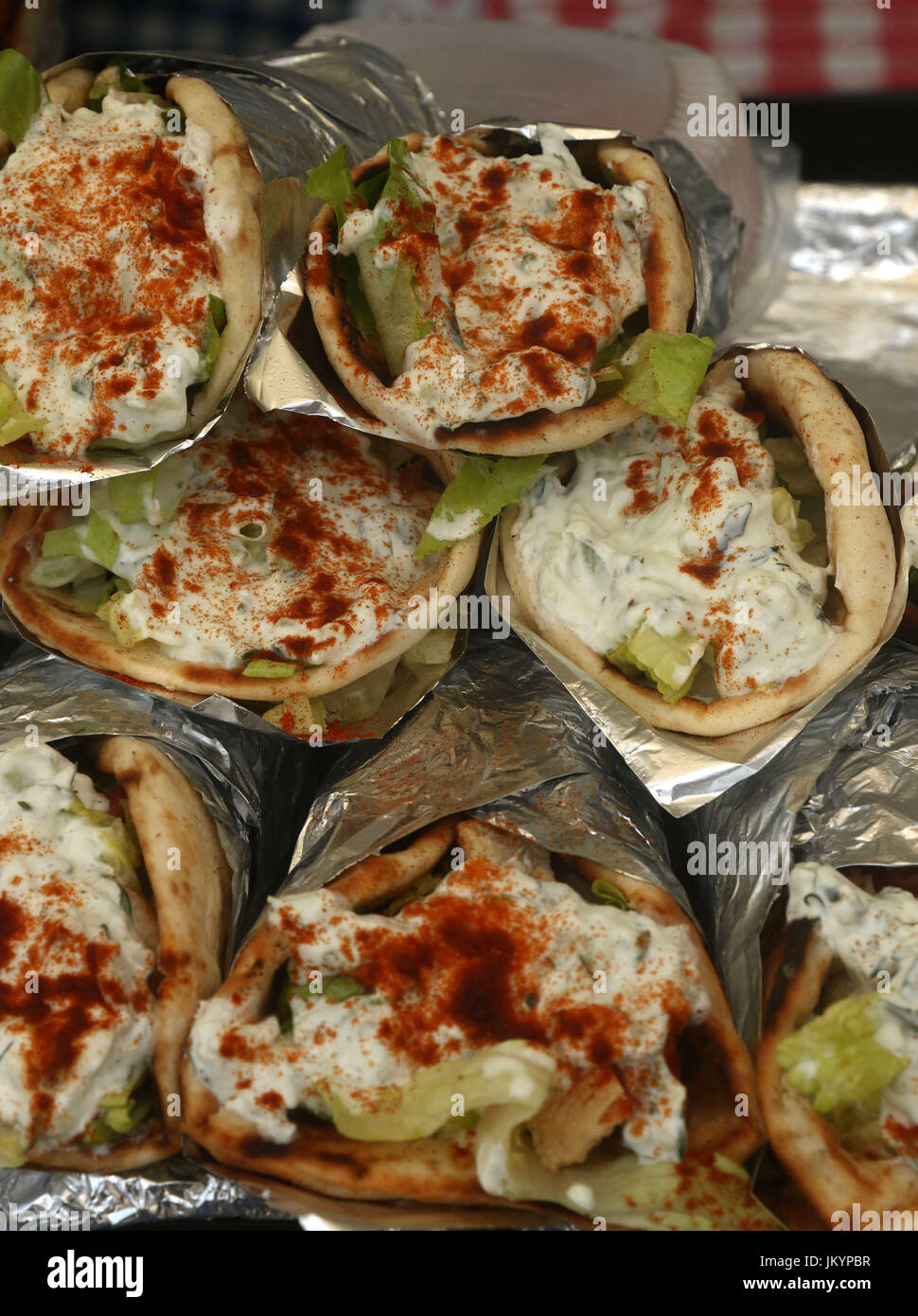 Involtini di greco fatta salsa tzatziki, feta, paprica, insalata e pollo Foto Stock