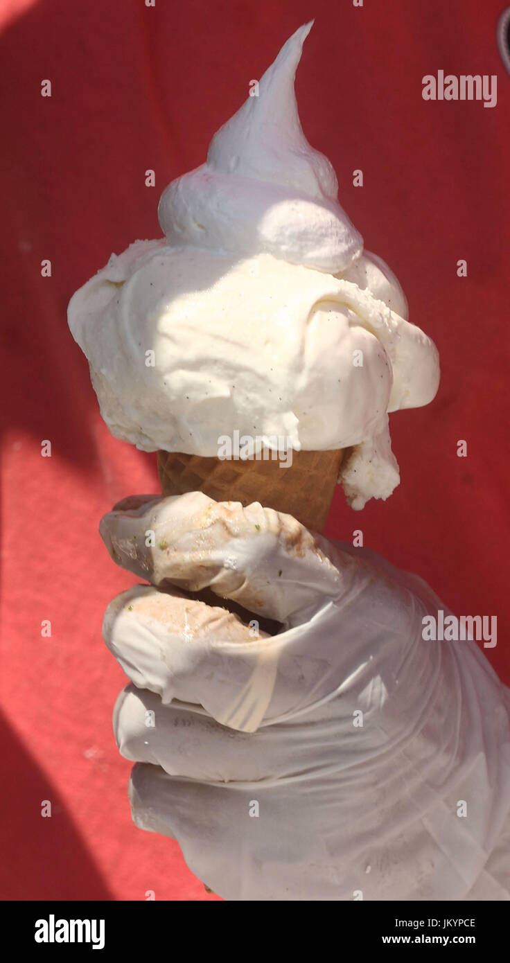 Gelato alla vaniglia cono con panna montata topping Foto stock - Alamy