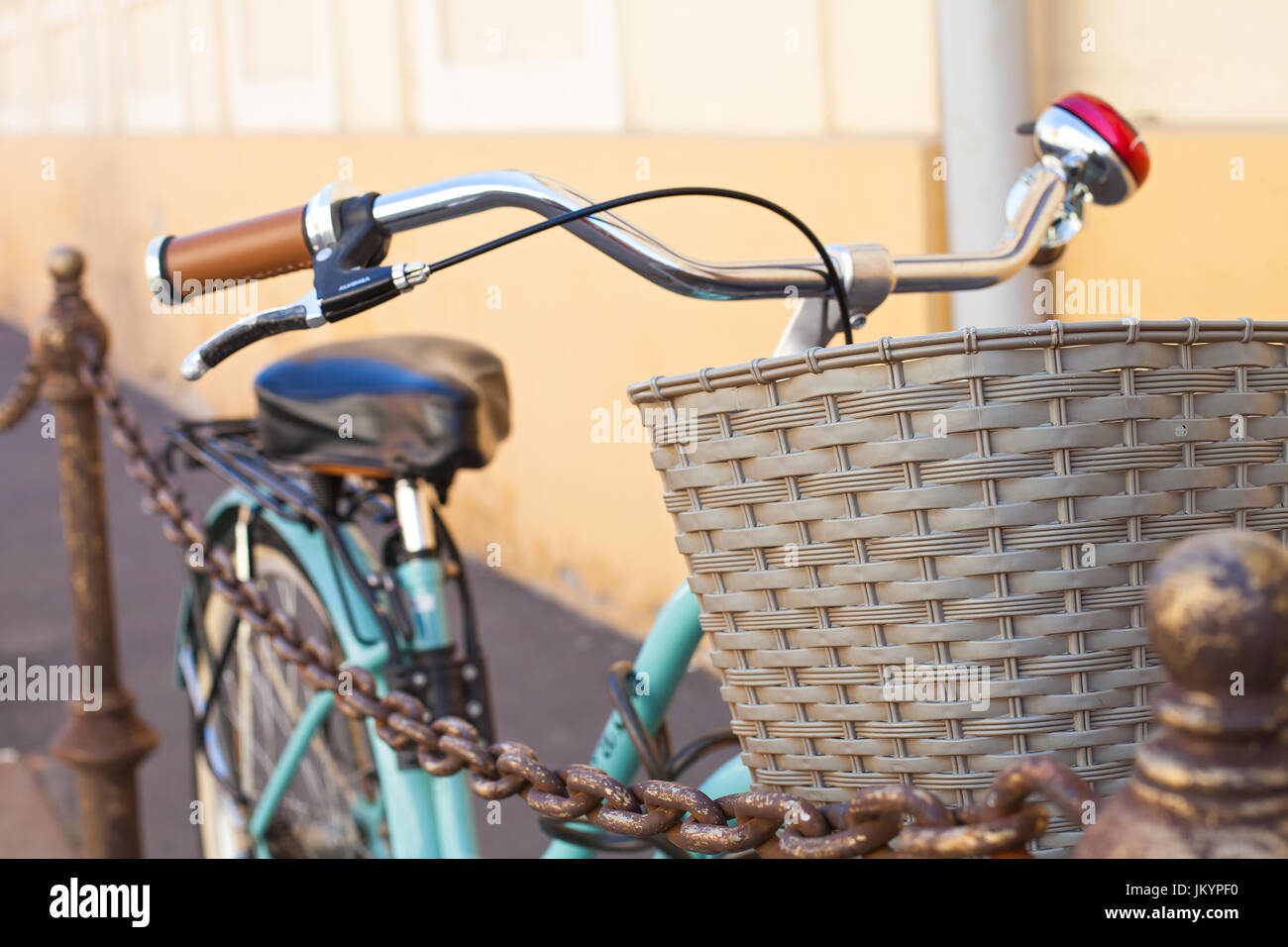 Close up foto di vintage bike con carrello parcheggiato su un sideway in Ungheria, Europa Foto Stock