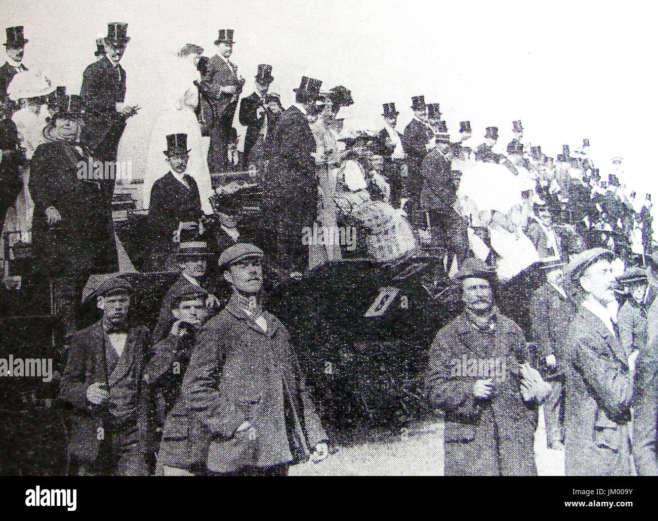 Una fotografia di carta da giornale di spettatori al Royal Ascot gare 1907 Foto Stock