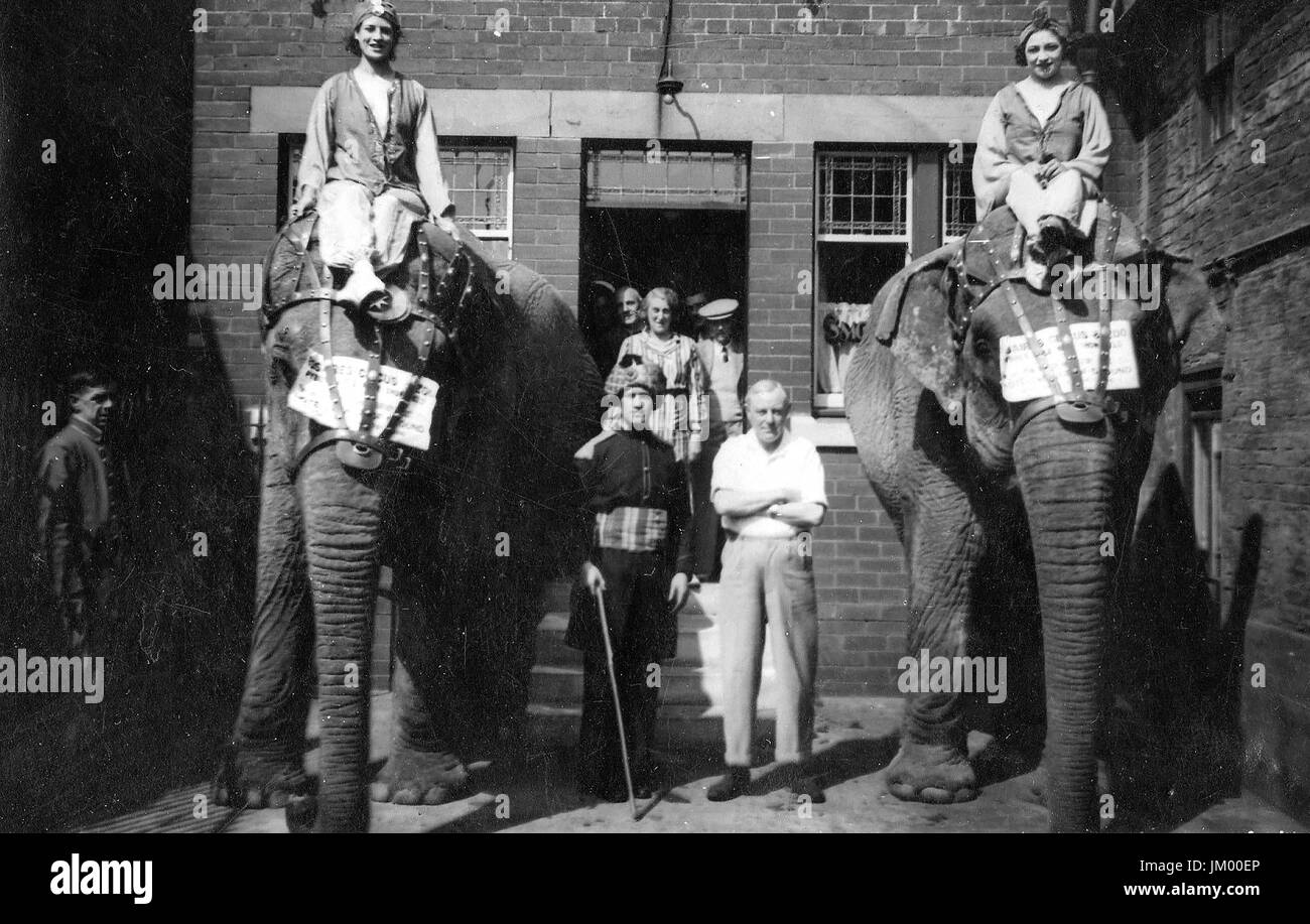 Un circo arriva in città - Parte posteriore del vomere Inn, Baxtergate Whitby, Yorkshire c1940's Foto Stock