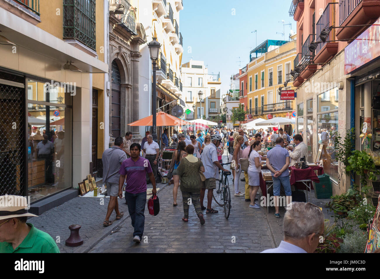 Street il mercato delle pulci di Siviglia, Spagna Foto Stock