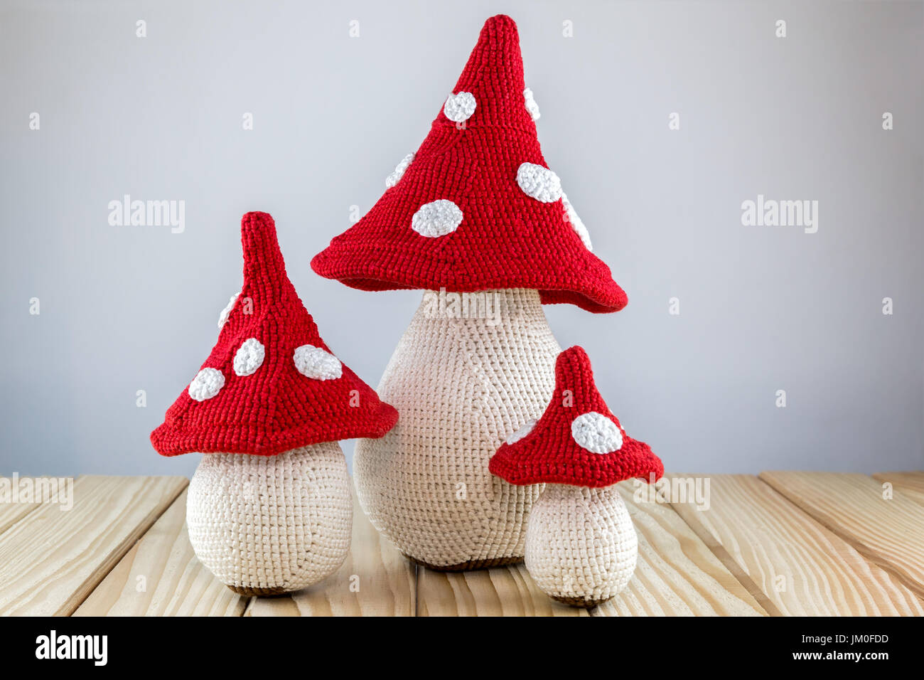 Maglia battenti funghi su tavole di legno Foto Stock