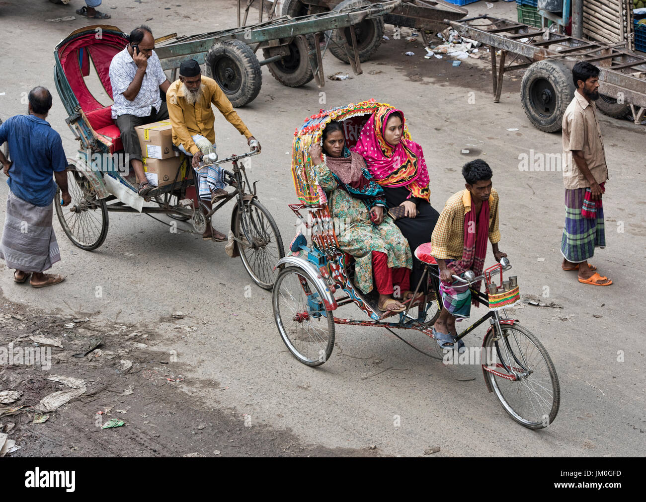 In rickshaw traffico, Dhaka, Bangladesh Foto Stock