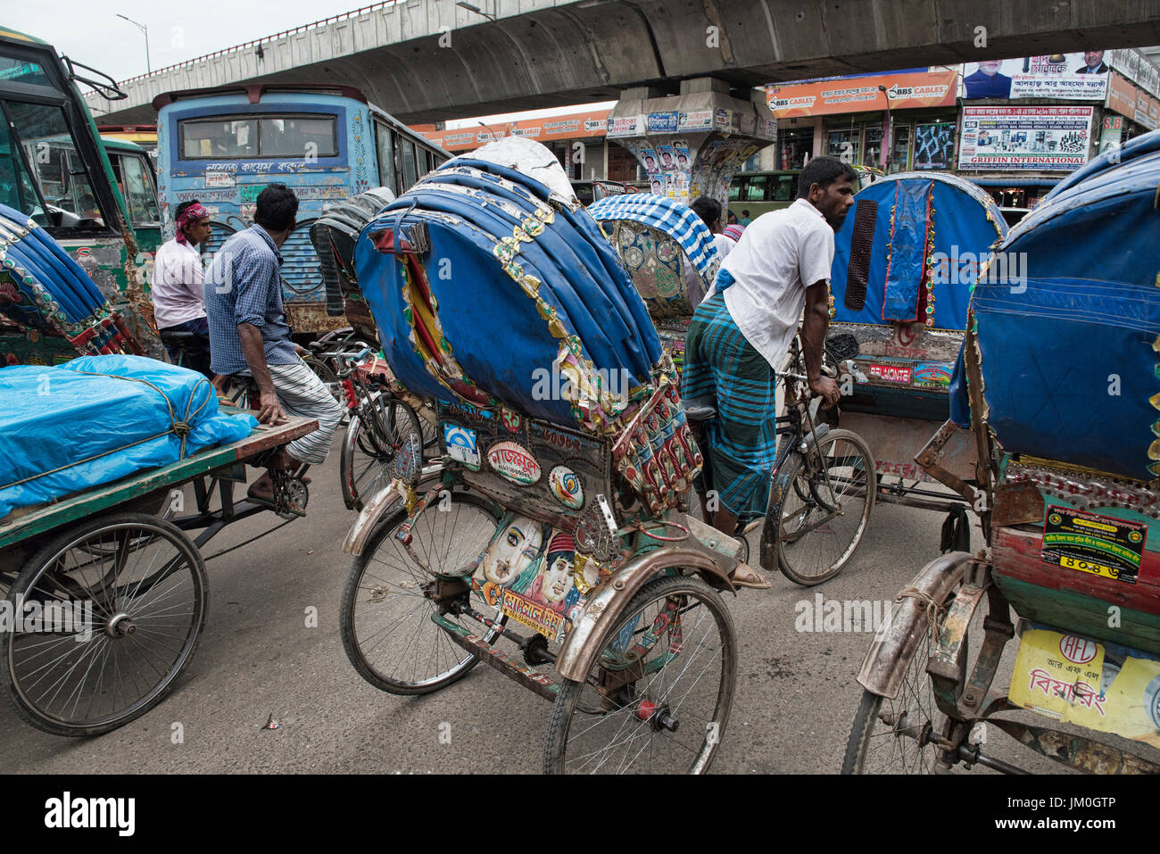 In rickshaw traffico, Dhaka, Bangladesh Foto Stock