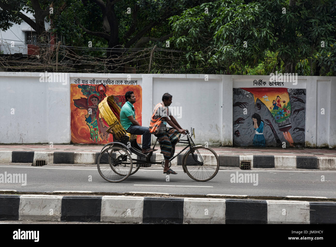 Rickshaws sono il solo modo per ottenere intorno a Dacca in Bangladesh Foto Stock