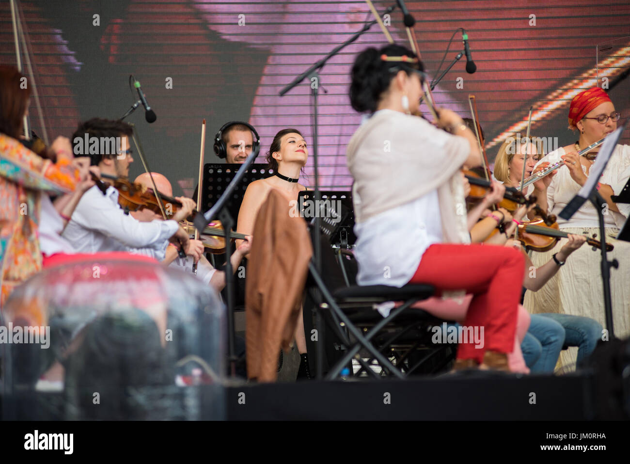 BONTIDA, ROMANIA - Luglio 16, 2017: Ungherese Opera Philharmonia da Cluj suonare dal vivo presso il castello di elettrico Festival. Orchestra Sinfonica sul palco Foto Stock