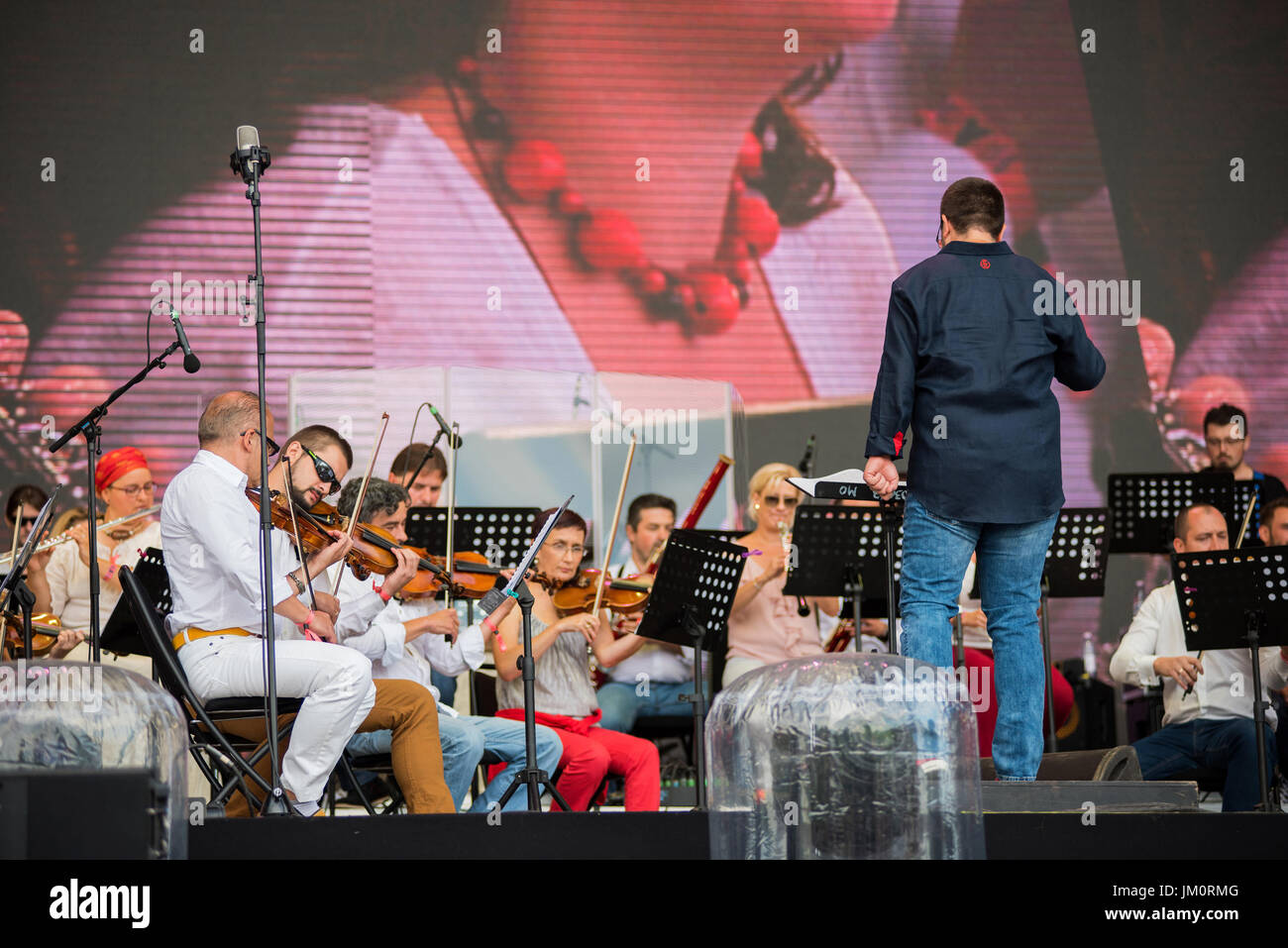 BONTIDA, ROMANIA - Luglio 16, 2017: Ungherese Opera Philharmonia da Cluj suonare dal vivo presso il castello di elettrico Festival. Orchestra Sinfonica sul palco Foto Stock