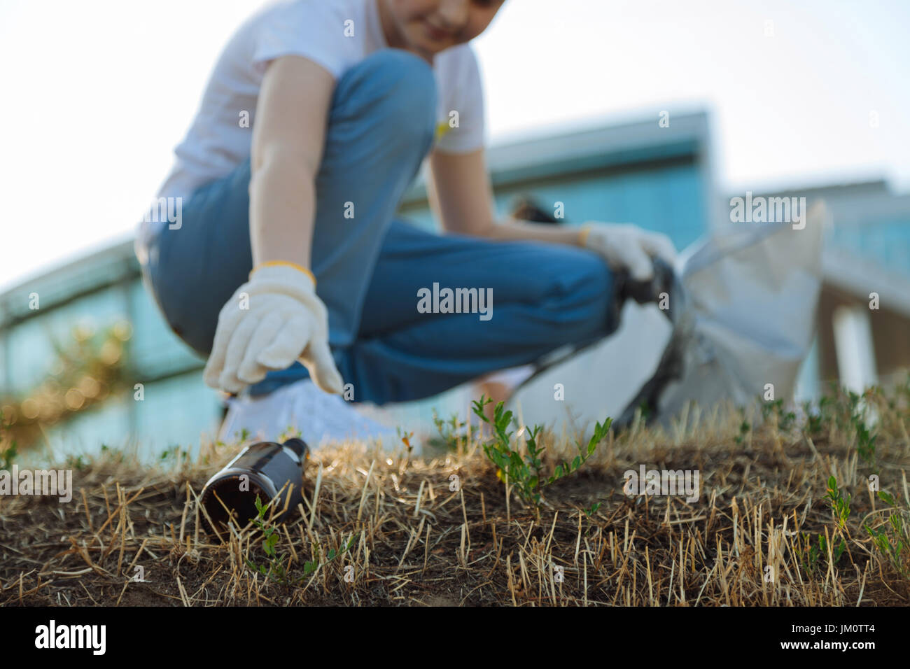 Allegro ragazzo lavorando duro in posizione di parcheggio Foto Stock