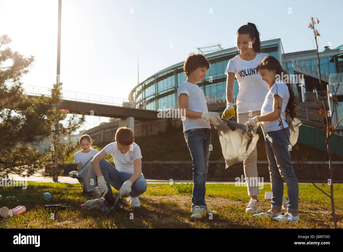 Gli adolescenti in piedi con il loro insegnante Foto Stock Gli adolescenti in piedi con il loro insegnante Foto Stock