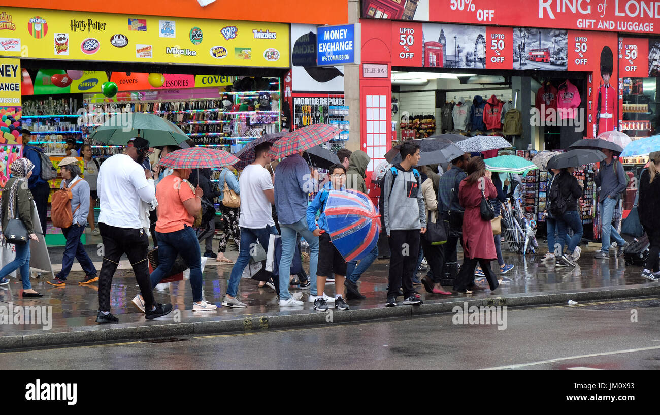 Pix mostra: bagnato estate a Londra. Pioggia martoriata shopper in Oxford Street vicino a John Lewis Store. Pic da Gavin Rodgers/Pixel 8000 Ltd Foto Stock