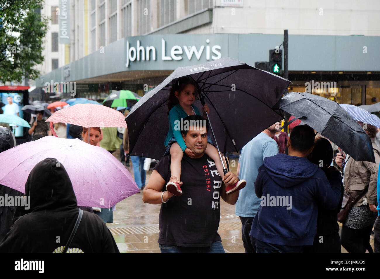 Pix mostra: bagnato estate a Londra. Pioggia martoriata shopper in Oxford Street vicino a John Lewis Store. Pic da Gavin Rodgers/Pixel 8000 Ltd Foto Stock