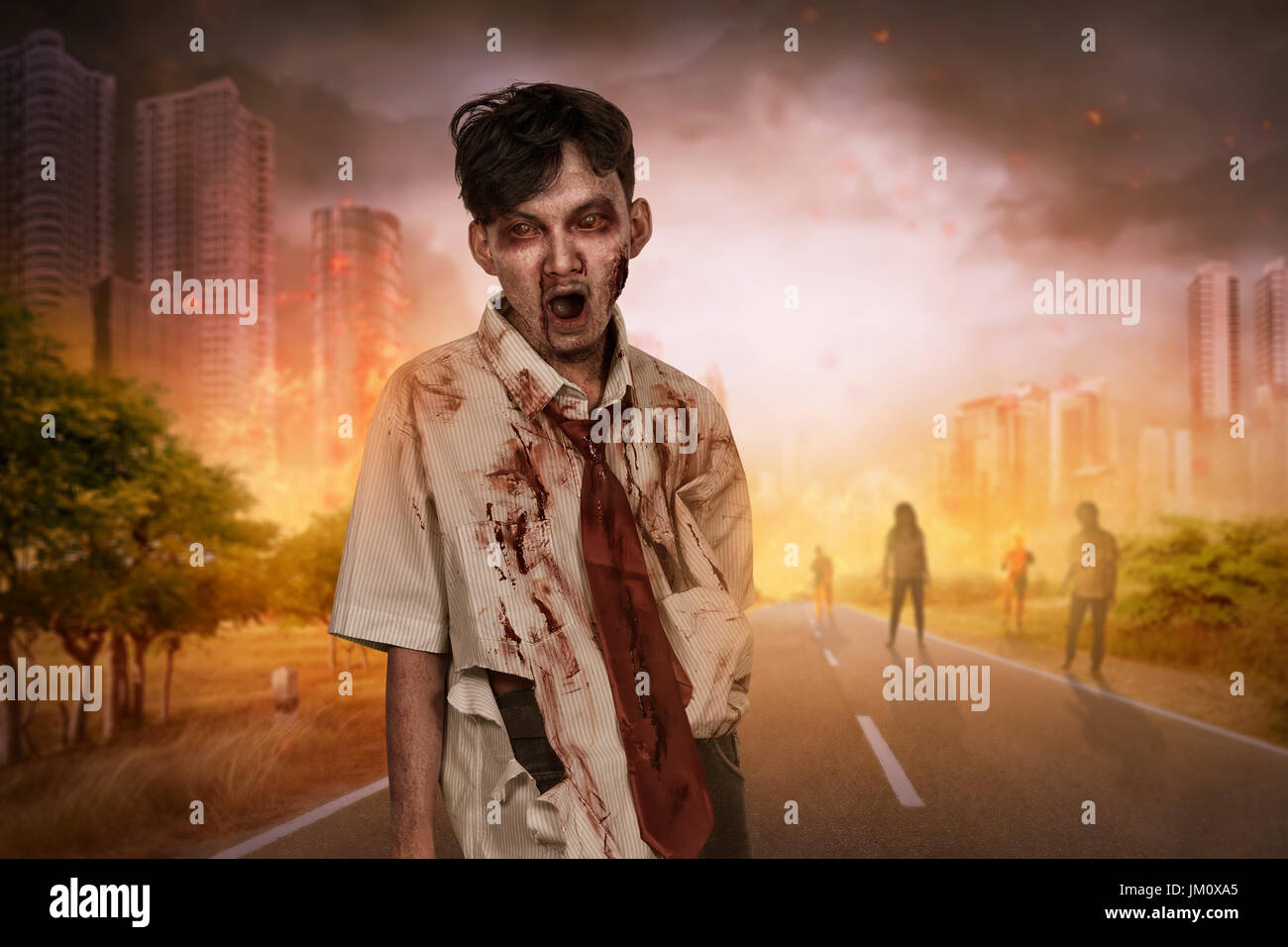 La Folla di creepy asian zombie con il volto insanguinato sulla città di rovina Foto Stock