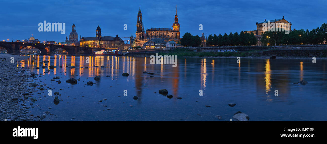 Dresda si riflette nel fiume Elba come un panorama nel blu ora Foto Stock