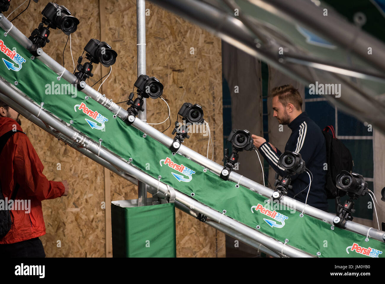 BONTIDA, Romania - 15 luglio 2017: persone in posa di una cabina fotografica posseduta da Persil e rendendo 360 gradi fotografia panoramica, GIF animato a Electric Foto Stock