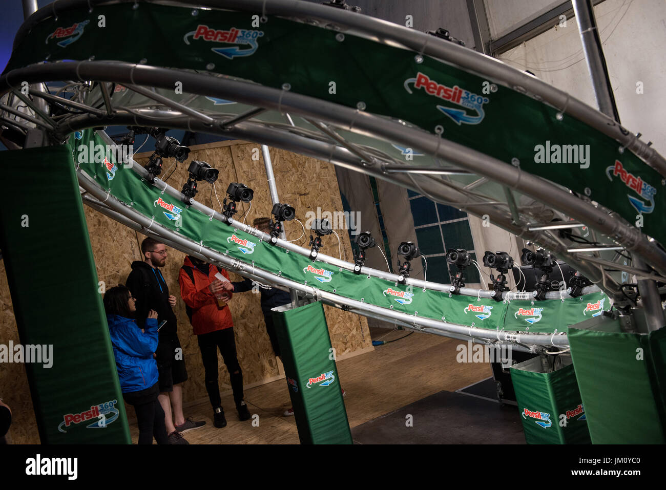 BONTIDA, Romania - 15 luglio 2017: persone in posa di una cabina fotografica posseduta da Persil e rendendo 360 gradi fotografia panoramica, GIF animato a Electric Foto Stock