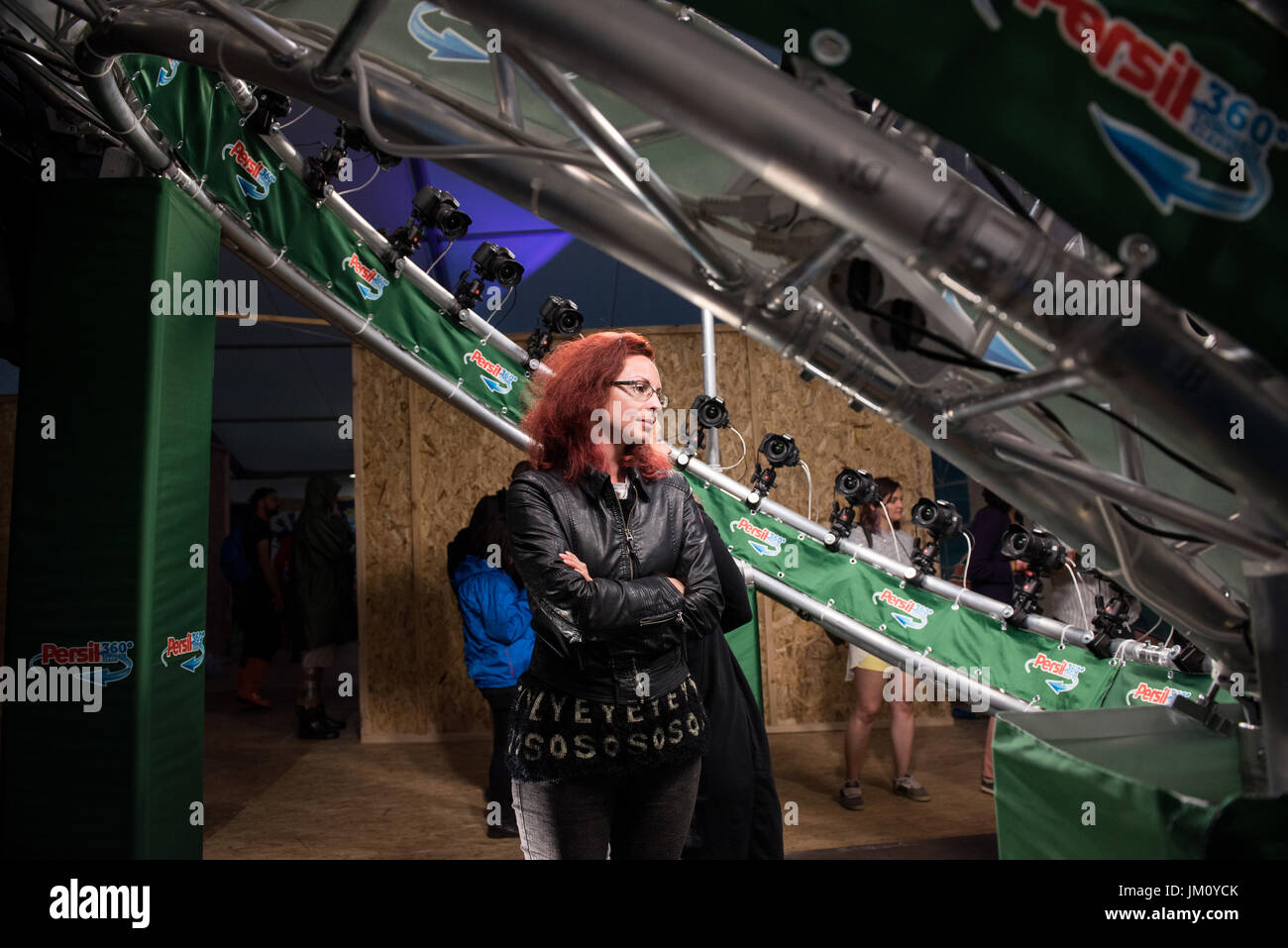 BONTIDA, Romania - 15 luglio 2017: persone in posa di una cabina fotografica posseduta da Persil e rendendo 360 gradi fotografia panoramica, GIF animato a Electric Foto Stock