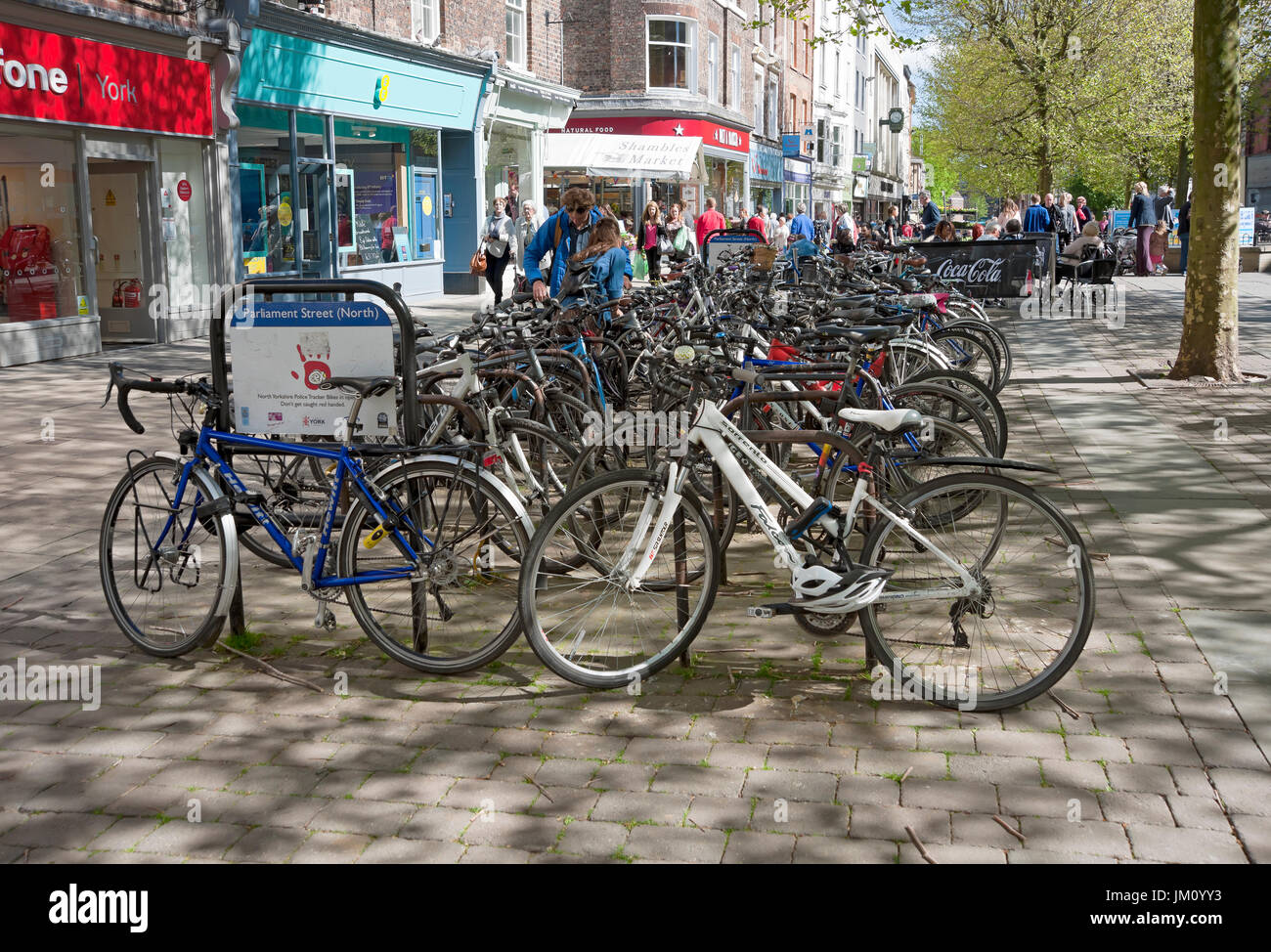 Biciclette biciclette portabiciclette parcheggiate nel centro della città York North Yorkshire Inghilterra Regno Unito Gran Bretagna Foto Stock