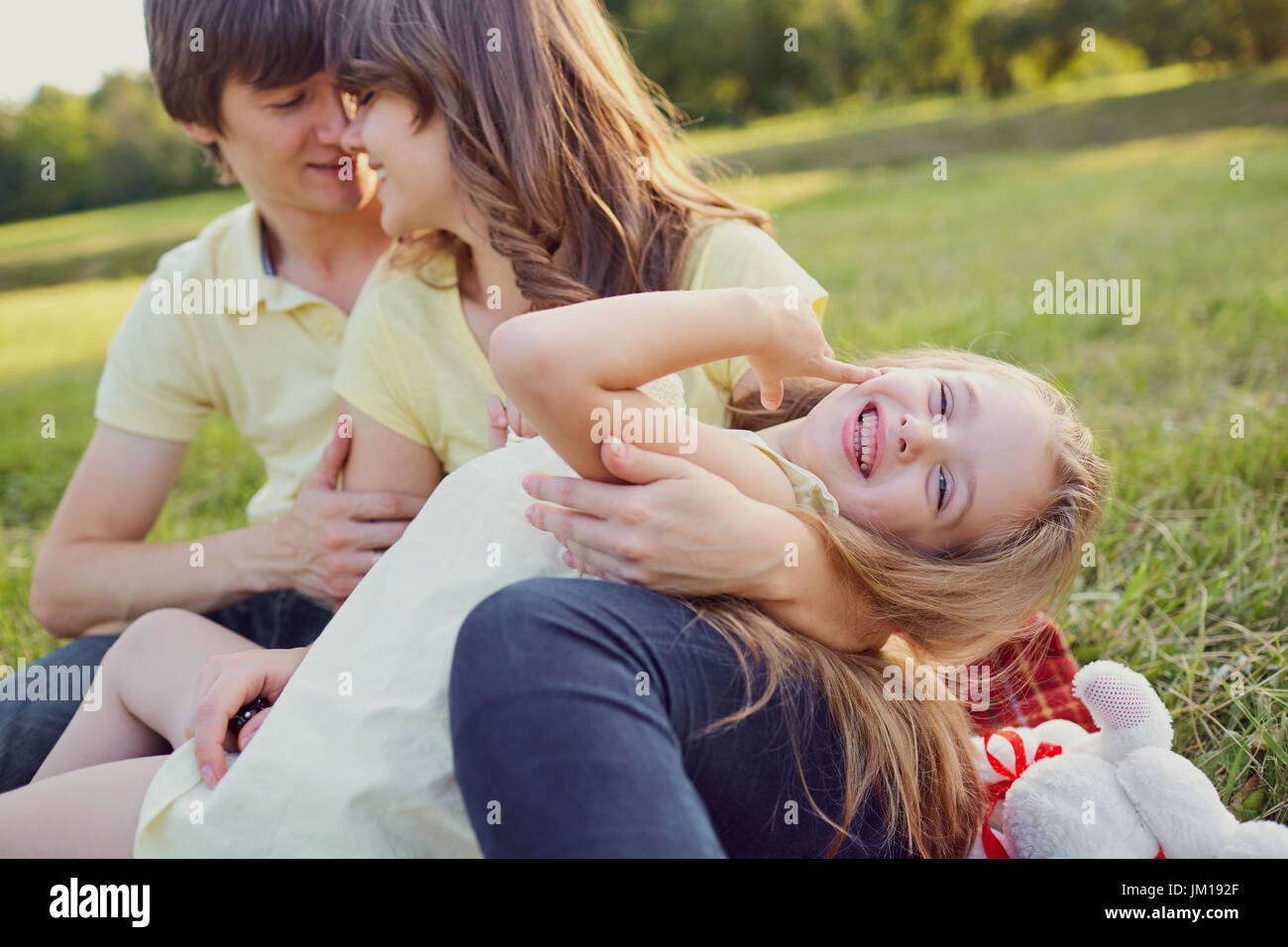 La famiglia felice in estate park Foto Stock