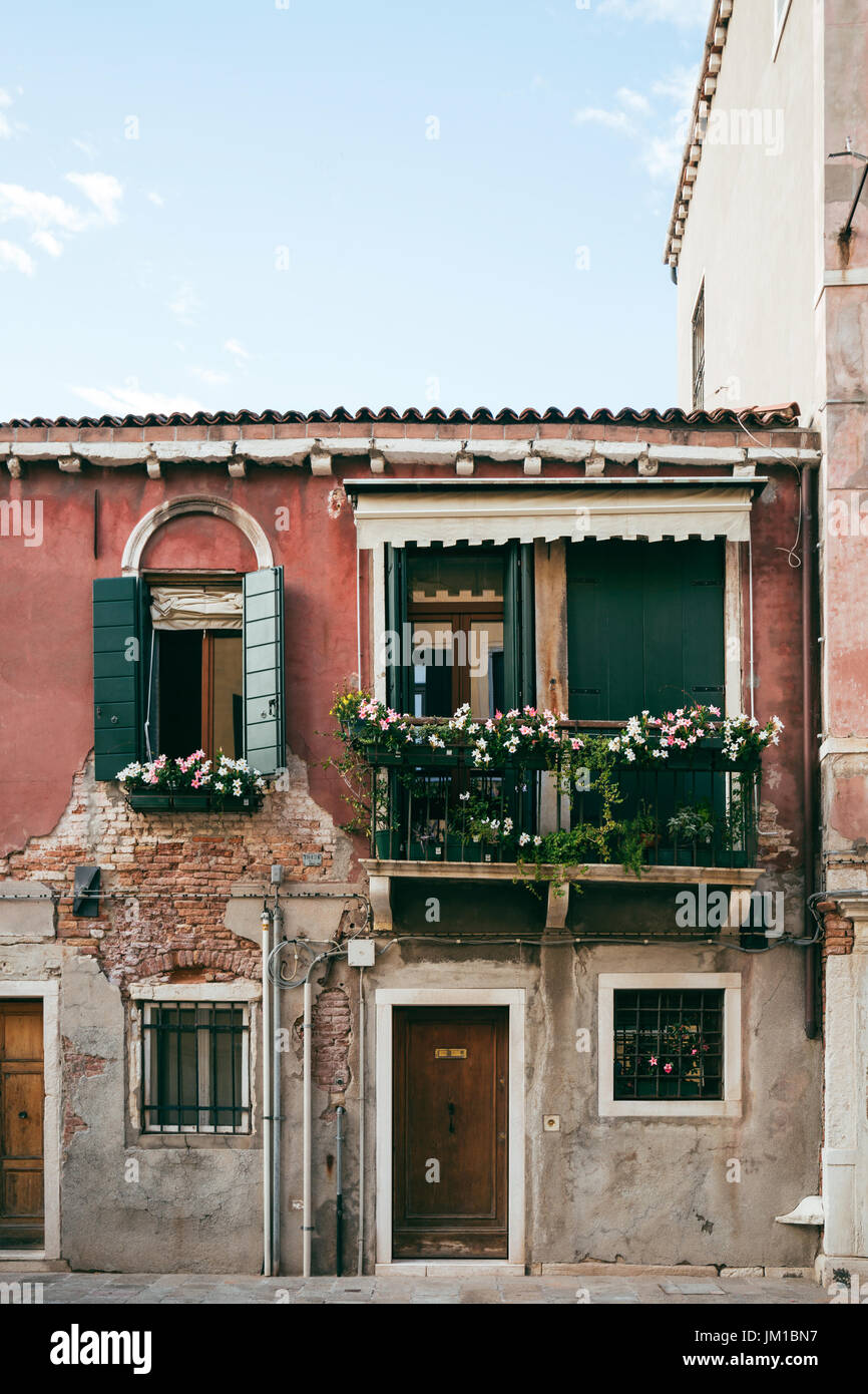 Facciata di una tradizionale casa italiana a Venezia, Italia Foto Stock