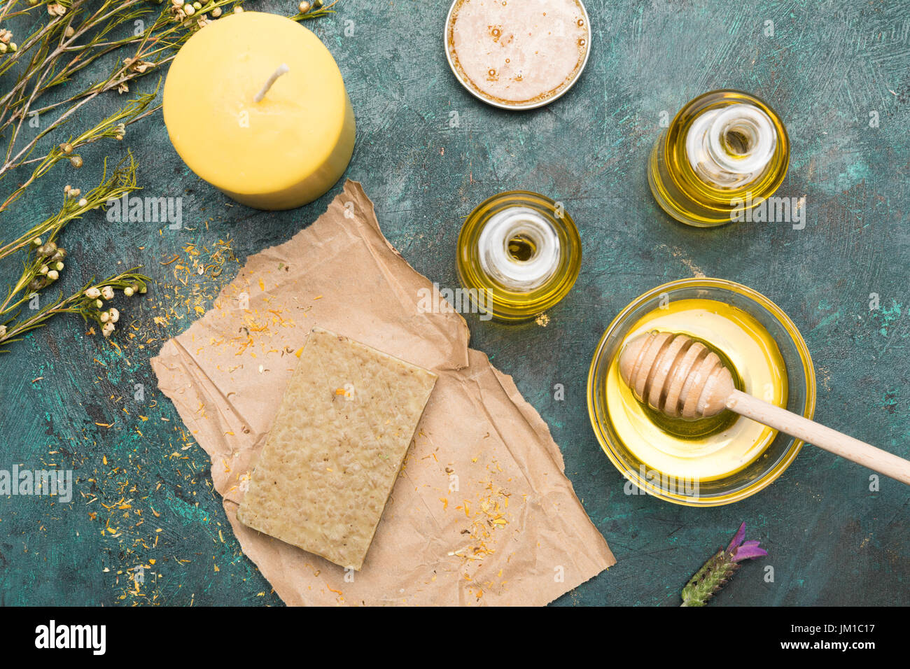 Vista superiore del Sapone casalingo, olio essenziale, candela e miele per cure di bellezza Foto Stock