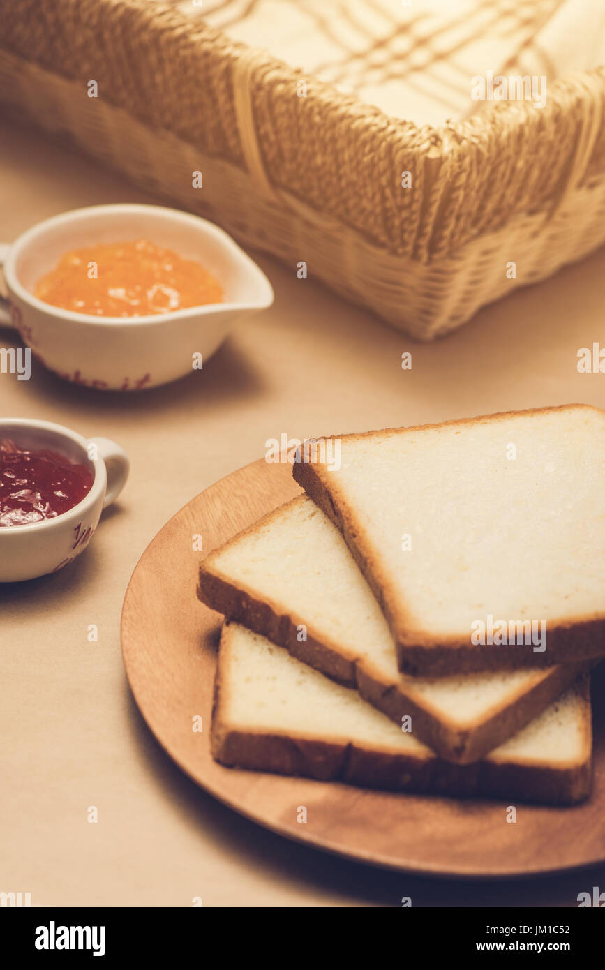 Toast con fragola e orange jam su di un piatto sul tavolo. Foto Stock
