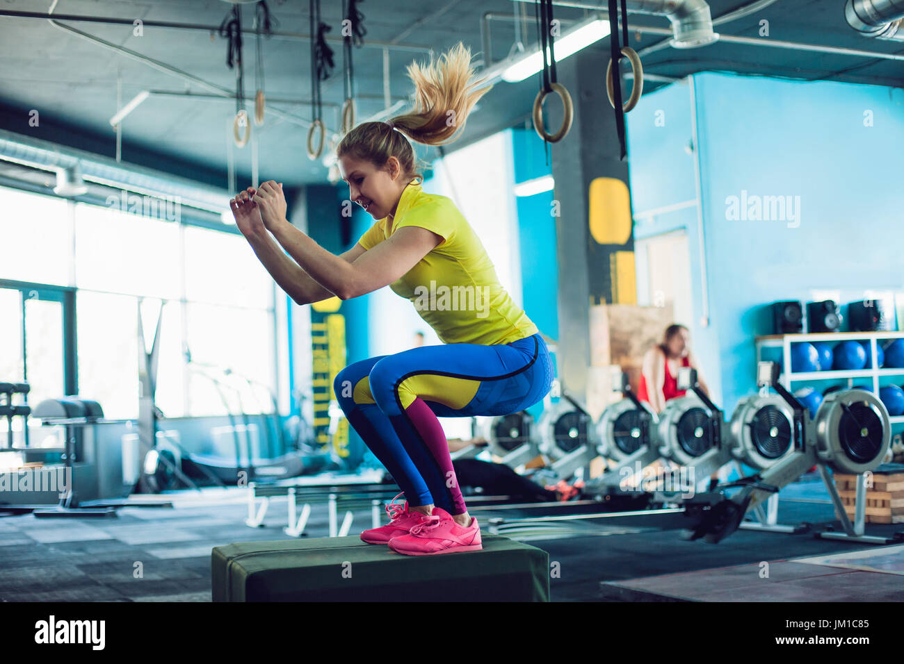 Donna Fitness salto sulla formazione box presso la palestra, ragazza in  leggins e una t-shirt Foto stock - Alamy