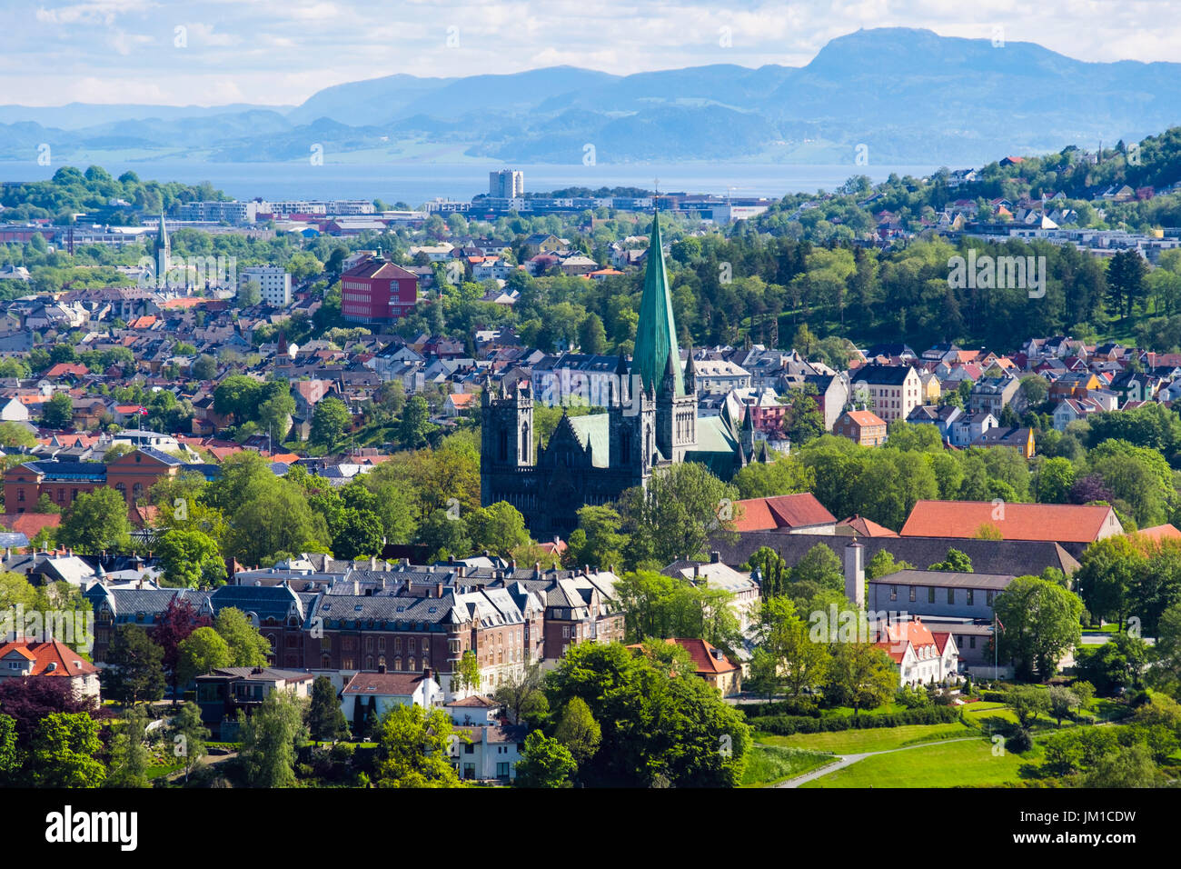 Vista sulla città vecchia con la cattedrale Nidaros in estate. Trondheim, Sør-Trøndelag, Norvegia e Scandinavia Foto Stock