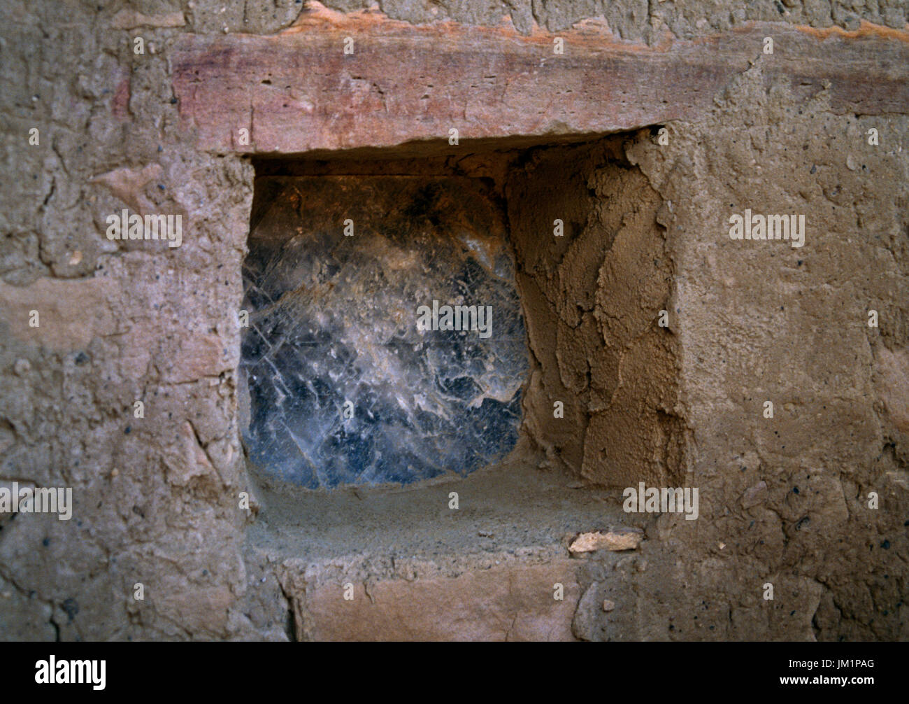 Acoma Pueblo, borse, Nuovo Messico, Stati Uniti d'America; tradizionale e l'ultimo residuo nel riquadro finestra realizzato da mica. Foto Stock