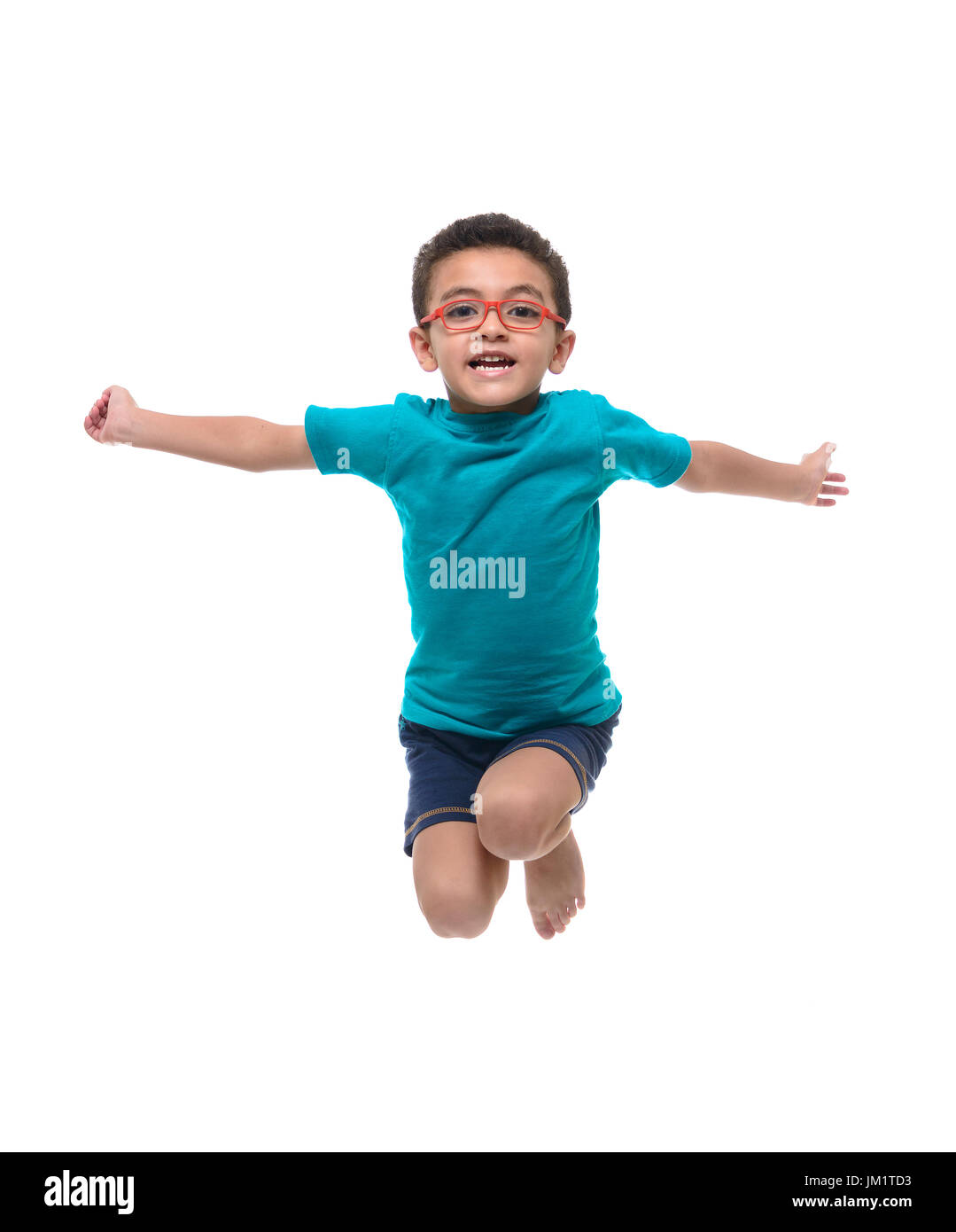 Bambino contento del salto in aria isolato su bianco Foto Stock