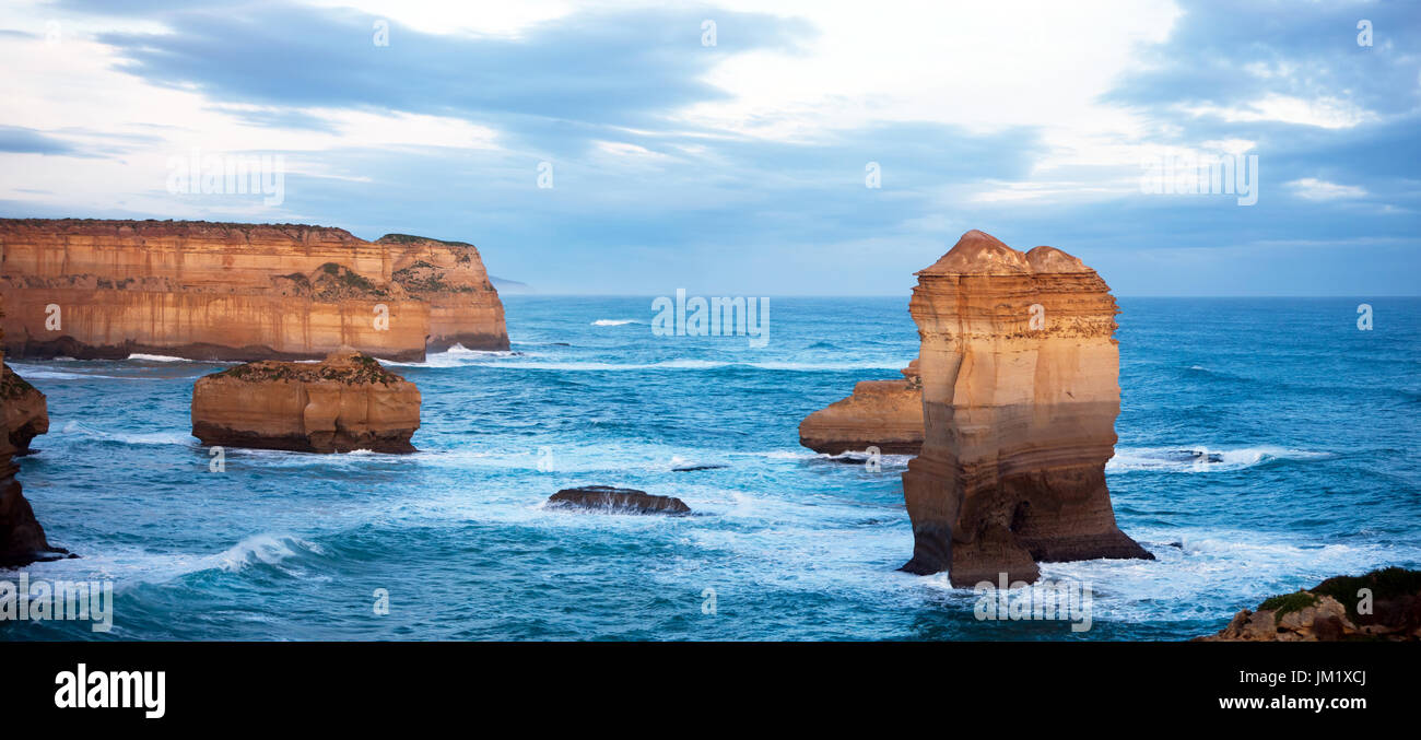 Foto panoramica-cucito immagini di due dei dodici Apostoli,Parco Nazionale di Port Campbell, Victoria, Australia Foto Stock