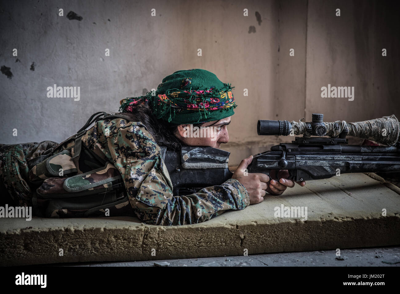 Raqqa, Siria. Il 24 luglio, 2017. Le gocce di sudore dal naso di un cecchino femmina della Siria le forze democratiche (SDF) come lei prende la mira in prima linea nell'Dariya al quartiere in western Raqqa, Siria, 24 luglio 2017. Un portavoce della coalizione guidata dagli USA contro la lotta del cosiddetto Stato islamico nella sua roccaforte siriana ha detto recentemente che gli anticipi hanno rallentato a causa di una forte resistenza dei militanti. Foto: Morukc Umnaber/dpa Credito: dpa picture alliance/Alamy Live News Foto Stock