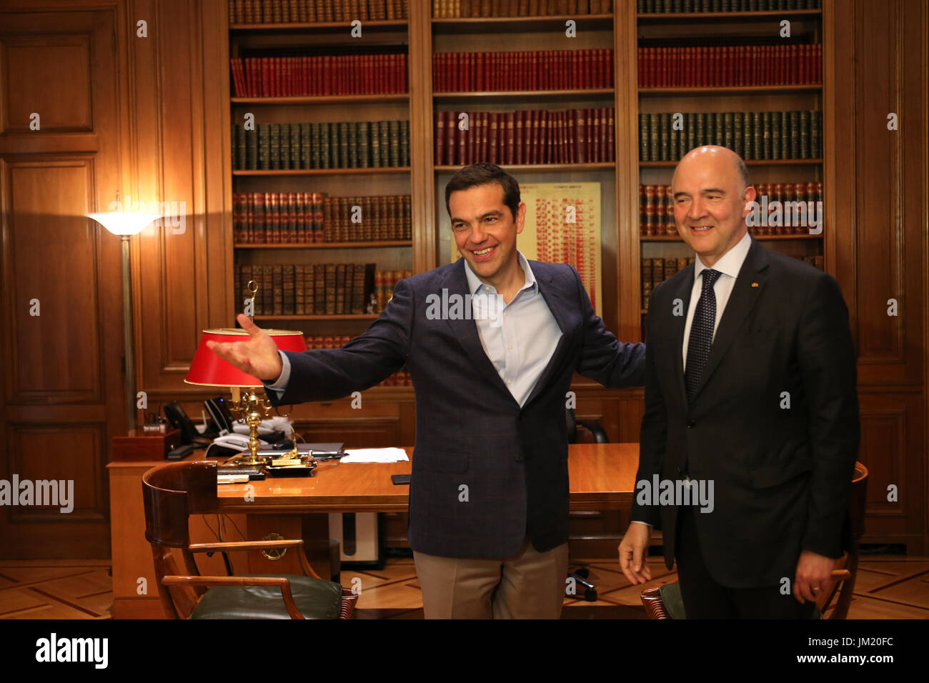 Atene, Grecia. Xxv Luglio, 2017. Il Primo Ministro greco, Alexis Tsipras (L) accoglie favorevolmente il Commissario europeo per gli Affari Economici e Finanziari Pierre Moscovici a Atene, Grecia, 25 luglio 2017. Credito: Marios Lolos/Xinhua/Alamy Live News Foto Stock