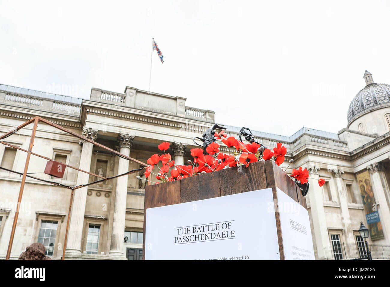 Londra, Regno Unito. Xxv Luglio, 2017. Il soldato di fango scultura in Trafalgar Square creato dal fango e dalla sabbia dalla Flanders Fields per contrassegnare l'inizio della Battaglia di Passchendaele in Belgio il 31 luglio 1917. L'arte di installazione da artisti, Damian e Killian Van der Velden se si dissolverà lentamente in quanto è esposta a pioggia a simboleggiare il pantano e trincee fangose vissuta dai soldati alleati.Credit: amer ghazzal/Alamy Live News Foto Stock