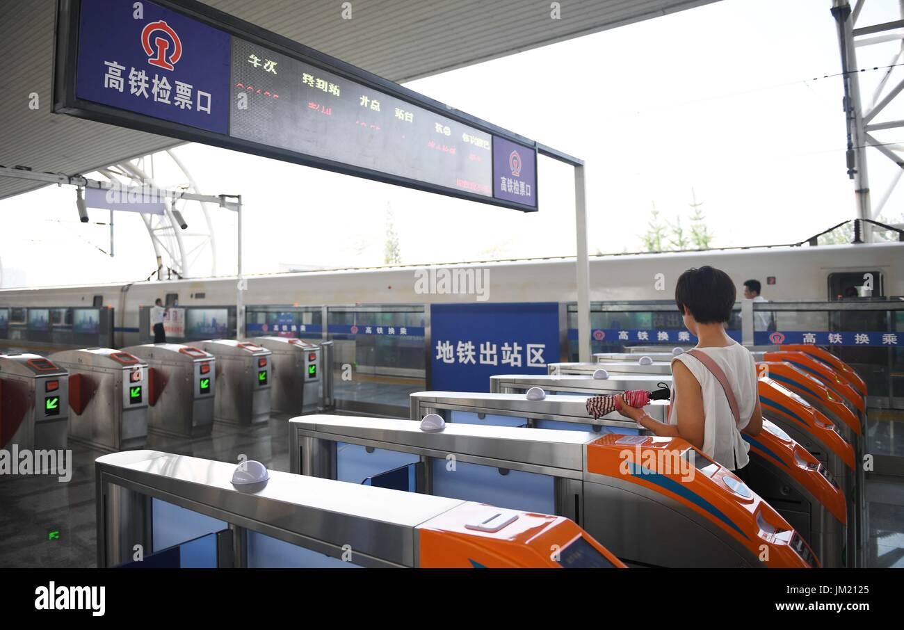 (170725) -- CHENGDU, luglio 25, 2017 (Xinhua) -- passeggeri passano l'ingresso della stazione Xipu a Chengdu, capitale del sud-ovest della Cina di provincia di Sichuan, 25 luglio 2017. La stazione, fornendo un cross-platform sistema di interscambio tra la linea 2 di Chengdu Metropolitana e Ferroviaria di Chengguan, è stato messo in uso il martedì. (Xinhua/Xue Yubin) (clq) Foto Stock