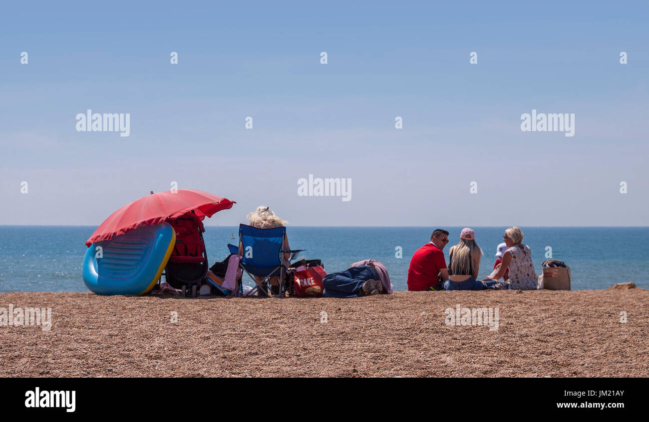 West Bay, Dorset, XXV Luglio 17 visitatori godere di sole sulla spiaggia di West Bay, Dorset, dove la serie 'Broadchurch' è stato girato. Credito: Sud Ovest foto/Alamy Live News Foto Stock