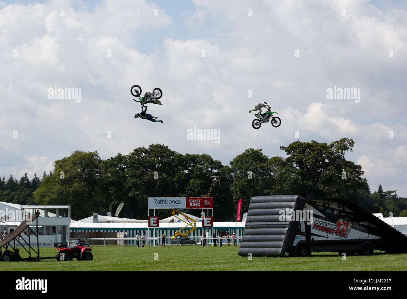 Brockenhurst, Hampshire, Regno Unito. Xxv Luglio, 2017. Il primo giorno della nuova foresta & Hampshire Paese mostrano come migliaia attesi alla manifestazione che si svolge nel corso di tre giorni. Jamie Squibb Freestyle Motocross visualizzare raggiungere altezze in eccesso di 40ft mentre l'eliminazione di un 60ft gap. Credito: Carolyn Jenkins/Alamy Live News Foto Stock