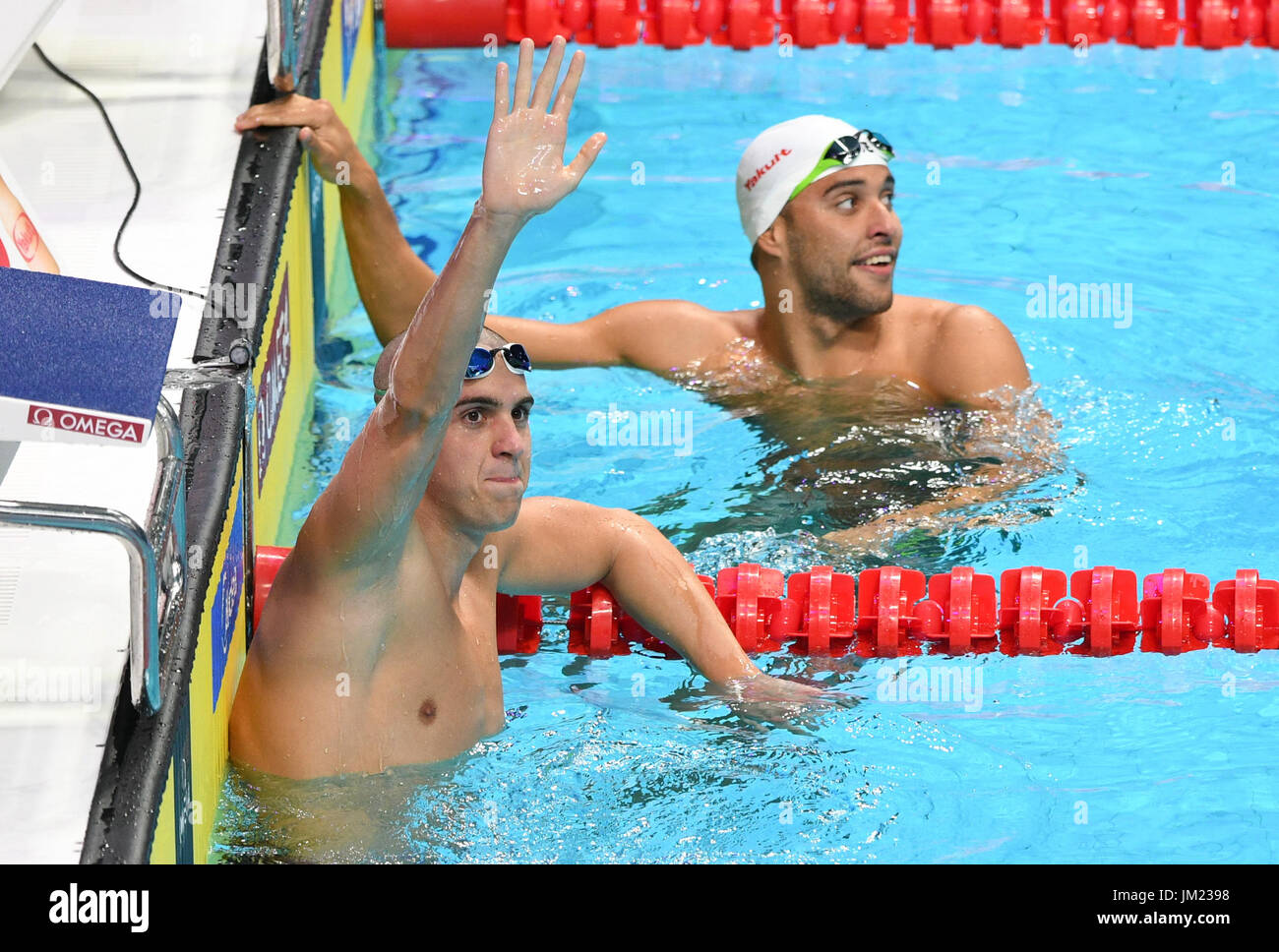 Budapest, Ungheria. Xxv Luglio, 2017. Laszlo Cseh di Ungheria (L) celebra la sua vittoria accanto a Chad Le Clos del Sud Africa in uomini 200m Butterfly semi-finale a i Campionati del Mondo di nuoto FINA 2017 a Budapest, Ungheria, 25 Luglio 201 Foto: Axel Heimken/dpa/Alamy Live News Foto Stock