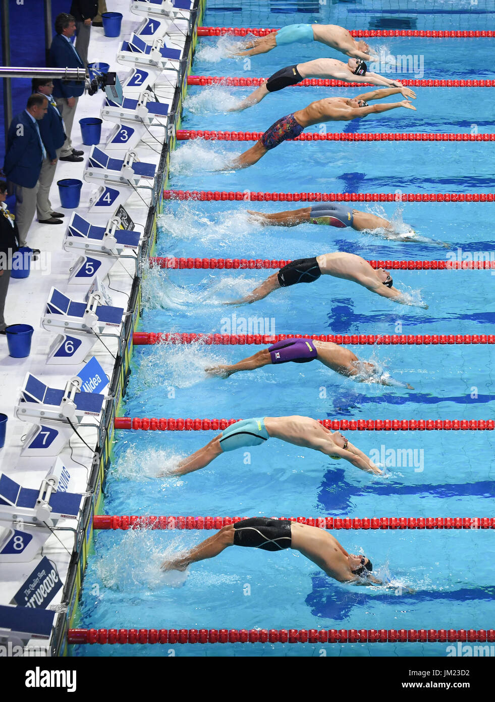 Budapest, Ungheria. Xxv Luglio, 2017. I nuotatori avviare negli uomini 100m Backstroke Finale a i Campionati del Mondo di nuoto FINA 2017 a Budapest, Ungheria, 25 luglio 2017. Foto: Axel Heimken/dpa/Alamy Live News Foto Stock