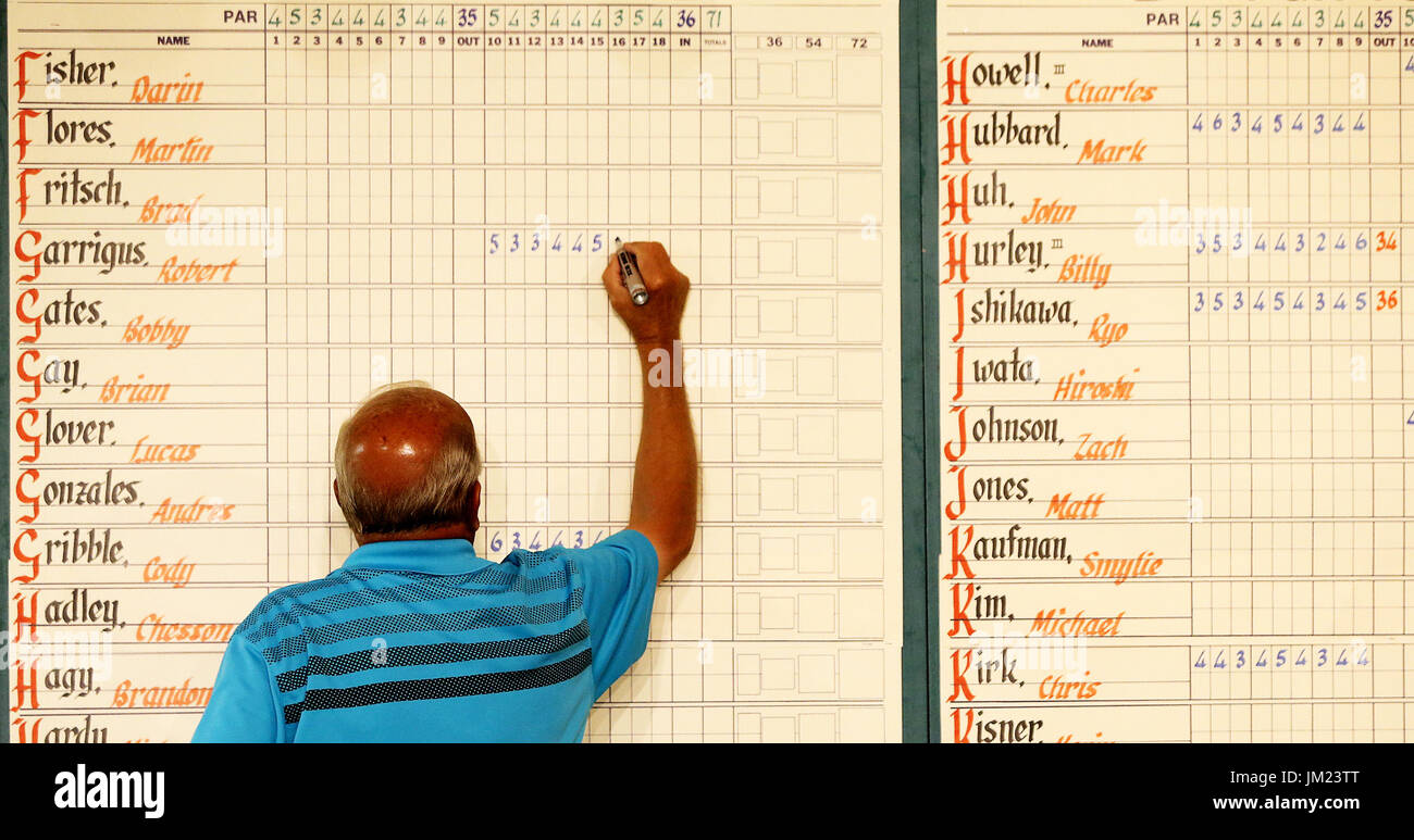 Silvis, Iowa, USA. 12 Luglio, 2017. Phil Toussaint, il calligrafo ufficiale per il media center presso la John Deere Classic, registra i golfisti punteggi, giovedì, 13 luglio 2017, nella club house a TPC Deere Run in Silvis. Egli utilizza un i-Pad per ottenere i punteggi. Credito: John Schultz/Quad-City volte/ZUMA filo/Alamy Live News Foto Stock