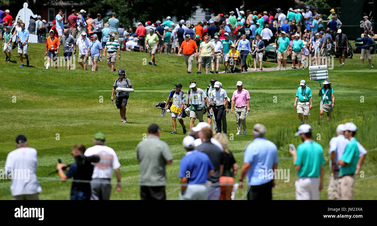 Silvis, Iowa, USA. 14 Luglio, 2017. Campione in carica Ryan Moore passeggiate il nono fairway come la folla seguire dietro, Venerdì, 14 luglio 2017, durante il secondo turno azione della John Deere Classic a TPC Deere Run in Silvis. Moore finito su 3 e non effettuare il taglio. Credito: John Schultz/Quad-City volte/ZUMA filo/Alamy Live News Foto Stock