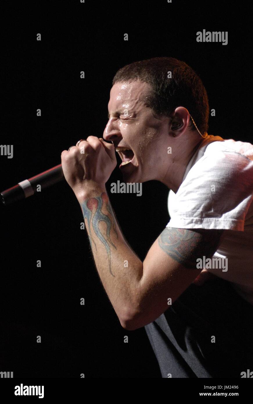 New York, NY, STATI UNITI D'AMERICA. Xxv Luglio, 2017. Chester Bennington dei Linkin Park a K-Rock Claus Fest 2003, Hammerstein Ballroom, New York, NY, 5 dicembre 2003 retrospettiva per Chester Bennington dei Linkin Park retrospettiva, New York, NY Luglio 25, 2017. Credito: Kristin Callahan/Everett raccolta/Alamy Live News Foto Stock