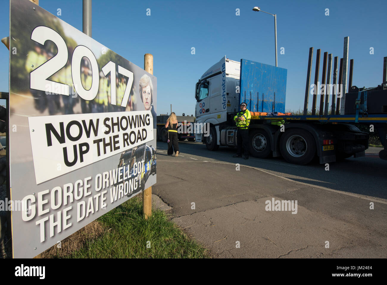 Preston New Road, Blackpool. 25th. Luglio 2017: Anti-fracking contestatori arrestare il convoglio di camion per la consegna al Cuadrilla esplorativa del gas di scisto fracking sito a poco Plumpton, vicino a Blackpool. Un sondaggio Yougov effettuato ha portato in 66% contro fratturazione idraulica nella zona di Fylde con 21% per fracking e 14% indecisi. Lancashire County Council ha rifiutato il permesso ma governo ministro Sajid Javid, conservatori del Segretario di Stato per le comunità e il governo locale, ignorate la loro decisione. Credito: Dave Ellison/Alamy Live News Foto Stock