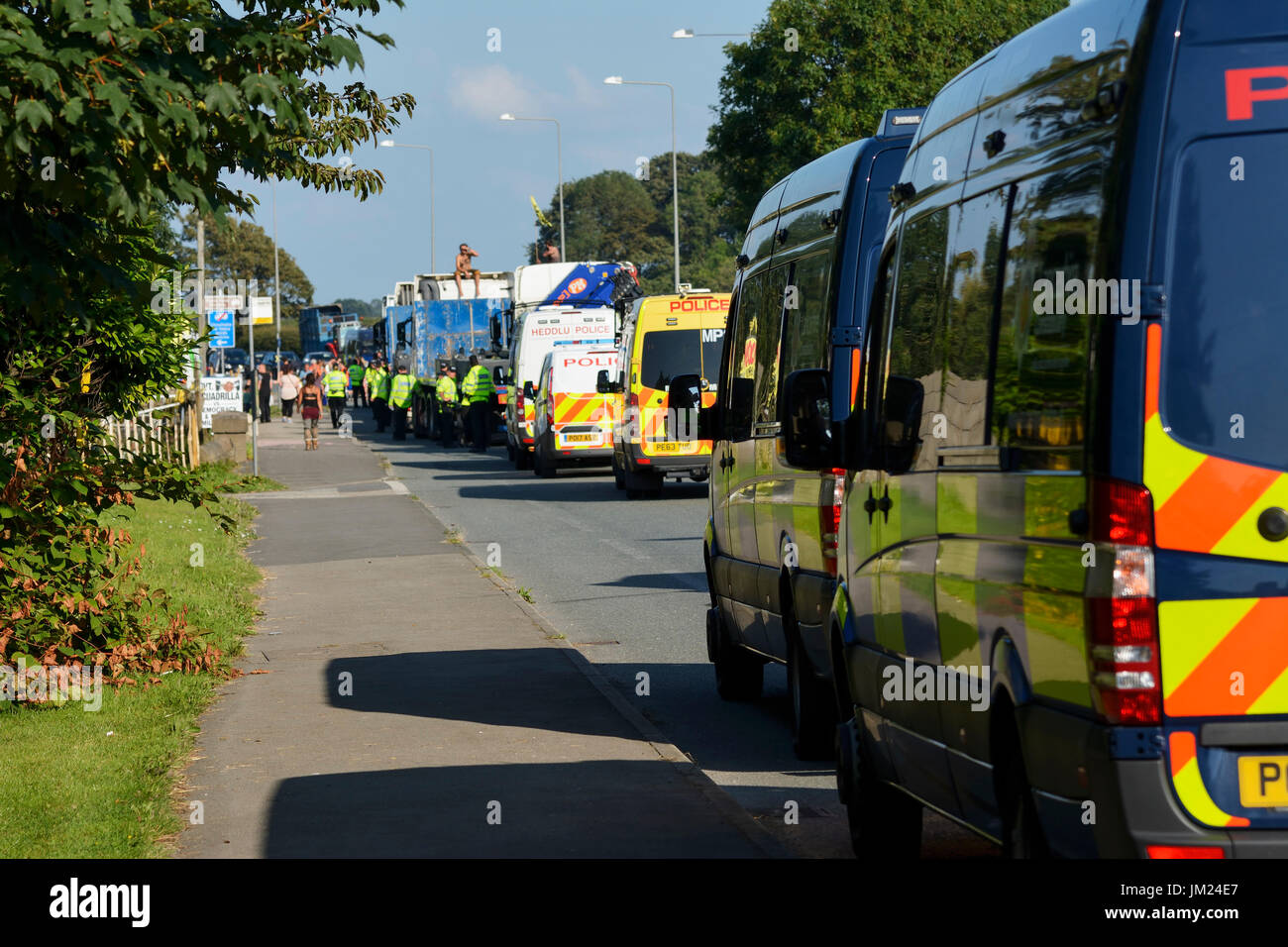 Preston New Road, Blackpool. 25th. Luglio 2017: Anti-fracking contestatori arrestare il convoglio di camion per la consegna al Cuadrilla esplorativa del gas di scisto fracking sito a poco Plumpton, vicino a Blackpool. Un sondaggio Yougov effettuato ha portato in 66% contro fratturazione idraulica nella zona di Fylde con 21% per fracking e 14% indecisi. Lancashire County Council ha rifiutato il permesso ma governo ministro Sajid Javid, conservatori del Segretario di Stato per le comunità e il governo locale, ignorate la loro decisione. Credito: Dave Ellison/Alamy Live News Foto Stock