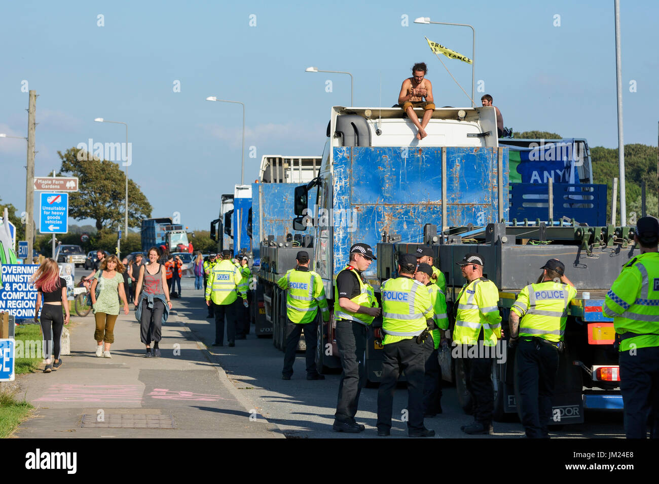 Preston New Road, Blackpool. 25th. Luglio 2017: Anti-fracking contestatori arrestare il convoglio di camion per la consegna al Cuadrilla esplorativa del gas di scisto fracking sito a poco Plumpton, vicino a Blackpool. Un sondaggio Yougov effettuato ha portato in 66% contro fratturazione idraulica nella zona di Fylde con 21% per fracking e 14% indecisi. Lancashire County Council ha rifiutato il permesso ma governo ministro Sajid Javid, conservatori del Segretario di Stato per le comunità e il governo locale, ignorate la loro decisione. Credito: Dave Ellison/Alamy Live News Foto Stock
