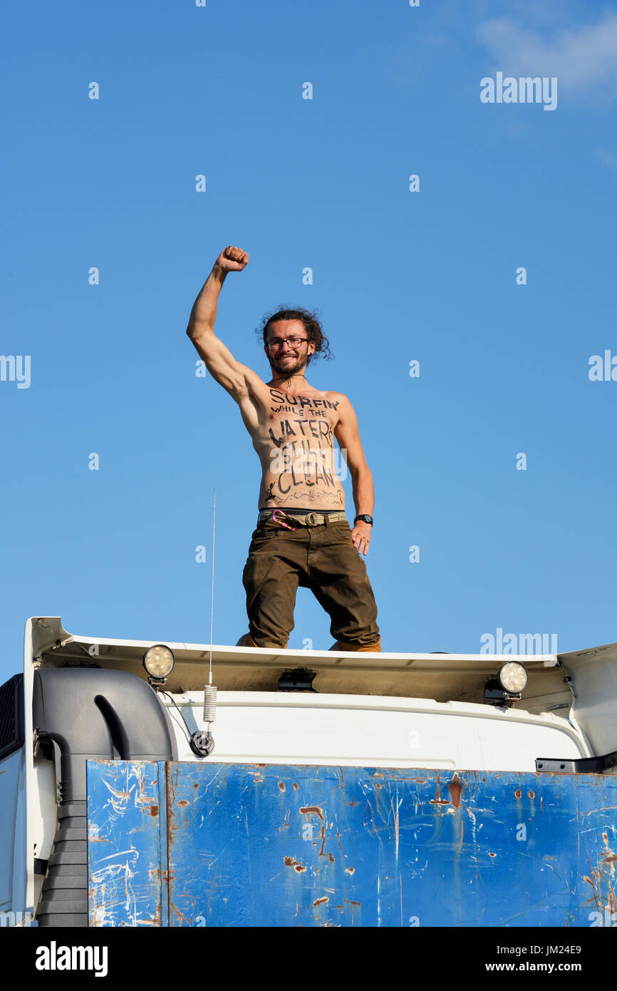 Preston New Road, Blackpool. 25th. Luglio 2017: Anti-fracking contestatori arrestare il convoglio di camion per la consegna al Cuadrilla esplorativa del gas di scisto fracking sito a poco Plumpton, vicino a Blackpool. Un sondaggio Yougov effettuato ha portato in 66% contro fratturazione idraulica nella zona di Fylde con 21% per fracking e 14% indecisi. Lancashire County Council ha rifiutato il permesso ma governo ministro Sajid Javid, conservatori del Segretario di Stato per le comunità e il governo locale, ignorate la loro decisione. Credito: Dave Ellison/Alamy Live News Foto Stock