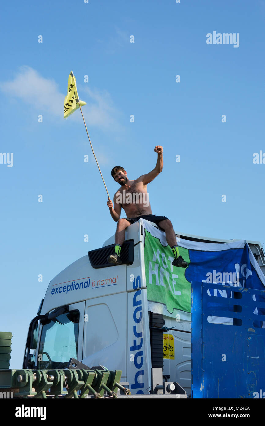 Preston New Road, Blackpool. 25th. Luglio 2017: Anti-fracking contestatori arrestare il convoglio di camion per la consegna al Cuadrilla esplorativa del gas di scisto fracking sito a poco Plumpton, vicino a Blackpool. Un sondaggio Yougov effettuato ha portato in 66% contro fratturazione idraulica nella zona di Fylde con 21% per fracking e 14% indecisi. Lancashire County Council ha rifiutato il permesso ma governo ministro Sajid Javid, conservatori del Segretario di Stato per le comunità e il governo locale, ignorate la loro decisione. Credito: Dave Ellison/Alamy Live News Foto Stock
