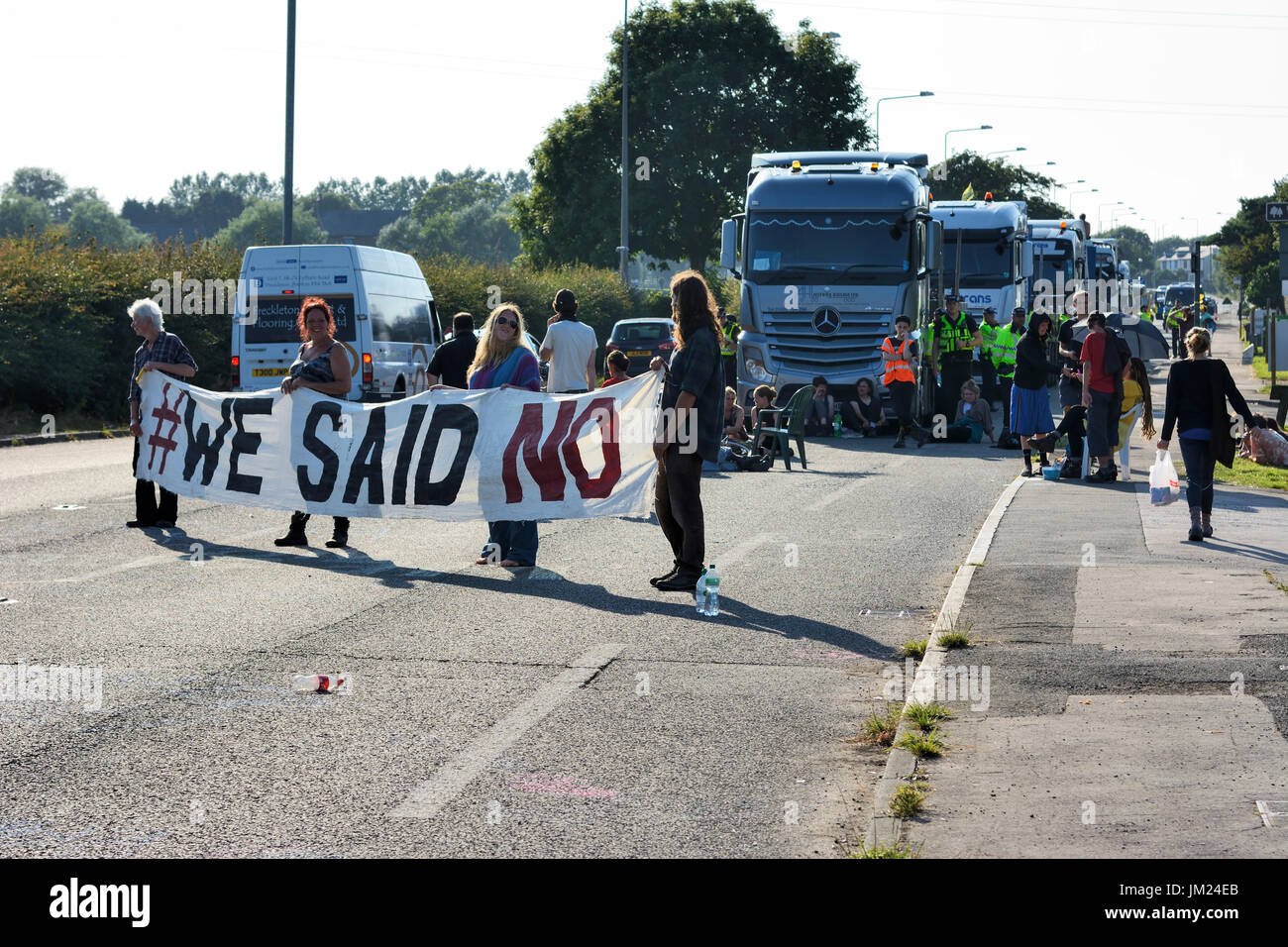 Preston New Road, Blackpool. 25th. Luglio 2017: Anti-fracking contestatori arrestare il convoglio di camion per la consegna al Cuadrilla esplorativa del gas di scisto fracking sito a poco Plumpton, vicino a Blackpool. Un sondaggio Yougov effettuato ha portato in 66% contro fratturazione idraulica nella zona di Fylde con 21% per fracking e 14% indecisi. Lancashire County Council ha rifiutato il permesso ma governo ministro Sajid Javid, conservatori del Segretario di Stato per le comunità e il governo locale, ignorate la loro decisione. Credito: Dave Ellison/Alamy Live News Foto Stock